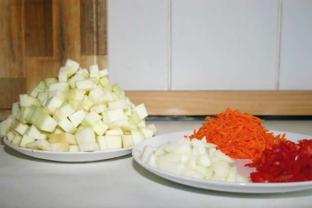 Нарежьте заранее лук, морковь, перец и кабачок.