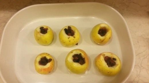 Выложите начинку.