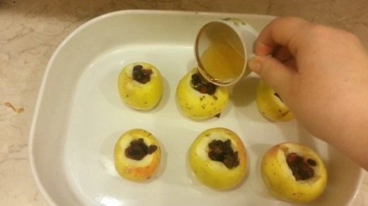 Залейте яблоки мёдом.