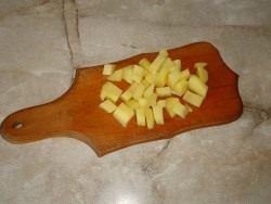 Нарежьте картофель кубиками Нарежьте картофель кубиками