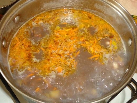 Добавьте зажарку и картофель в бульон