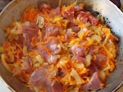 Обжарим мясо с луком и морковью Обжарим мясо с луком и морковью