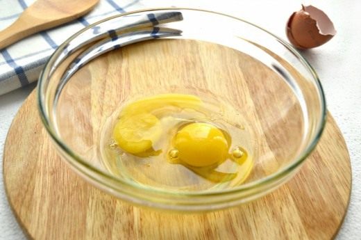 Разобьём в миску два куриных яйца Разобьём в миску два куриных яйца