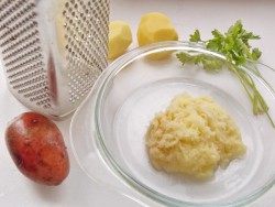 На мелкой тёрке натрём картофель На мелкой тёрке натрём картофель