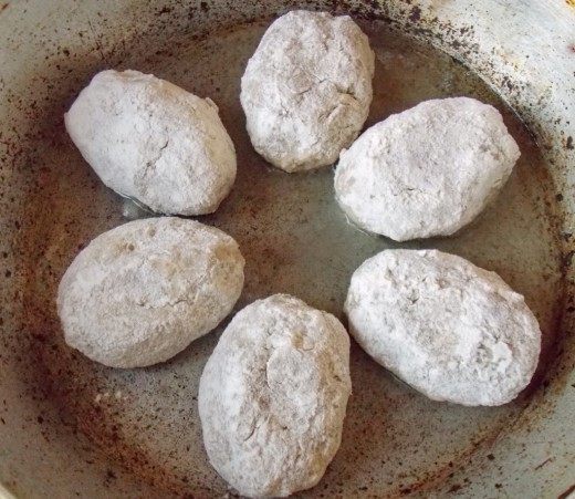 Выкладываем котлеты на разогретую сковородуОбжариваем котлеты сВыкладываем котлеты на разогретую сковороду одной стороны