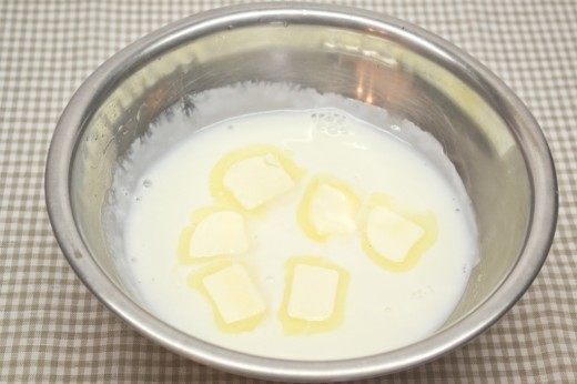 Молоко смешиваем с кукурузным крахмалом и растапливаем в нём сливочное масло Молоко смешиваем с кукурузным крахмалом и растапливаем в нём сливочное масло
