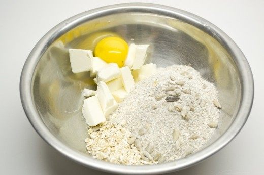 Замешиваем тесто для ржаных галет