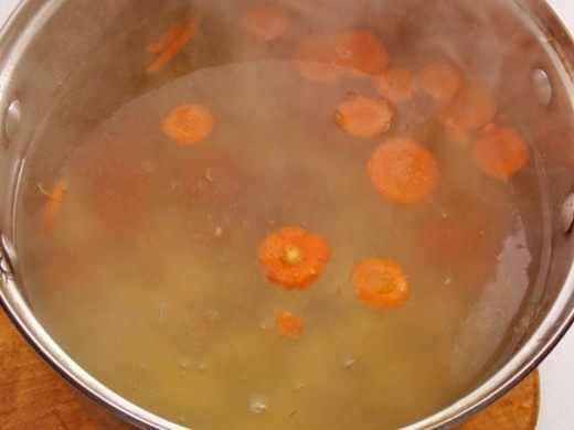 Выкладываем овощи и крупу в кипящую воду Выкладываем овощи и крупу в кипящую воду