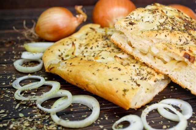 Постный хлеб с луком в духовке – итальянская фокачча