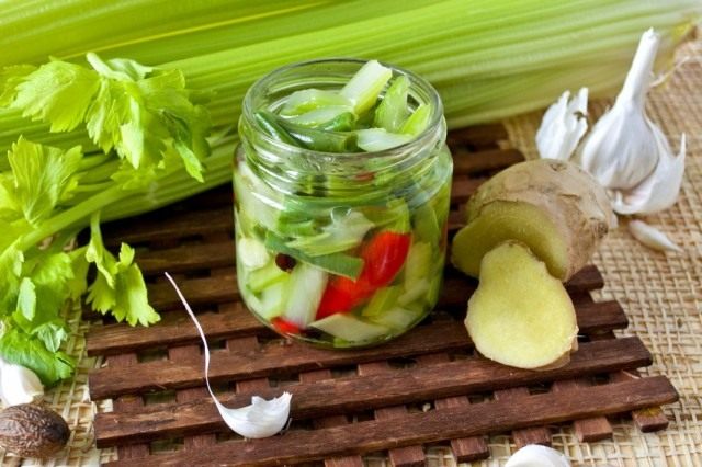 Маринованный сельдерей в масле Маринованный сельдерей в масле