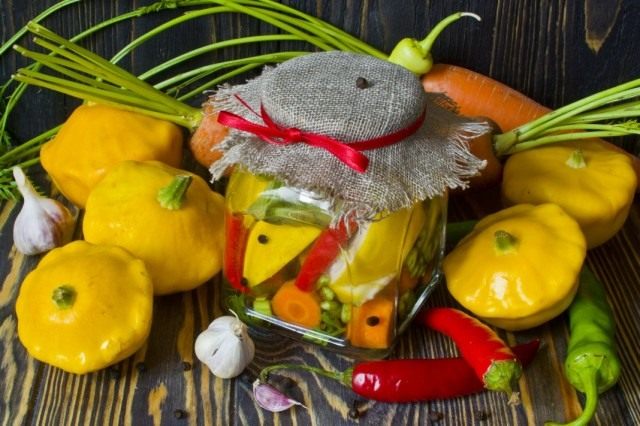 Маринованные патиссоны с морковью и острым перцем Маринованные патиссоны с морковью и острым перцем