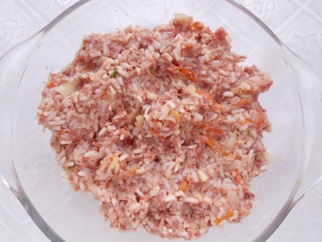 Замешиваем фарш, обжаренные овощи и рис Замешиваем фарш, обжаренные овощи и рис