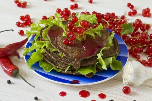 Блины из куриной печени с соусом из красной смородины Блины из куриной печени с соусом из красной смородины