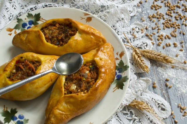 Расстегаи с мясом Расстегаи с мясом