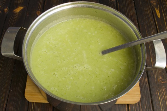 Для вкуса в суп-пюре из брокколи можно добавить сливки
