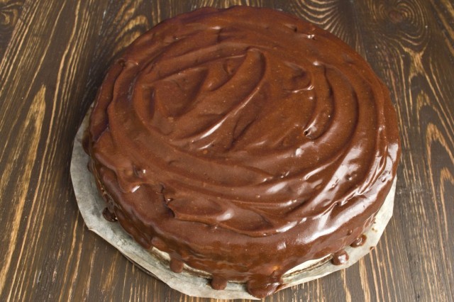 Обмазываем торт шоколадным ганашем