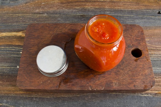 В стерилизованные банки выкладываем домашний томатный кетчуп чили