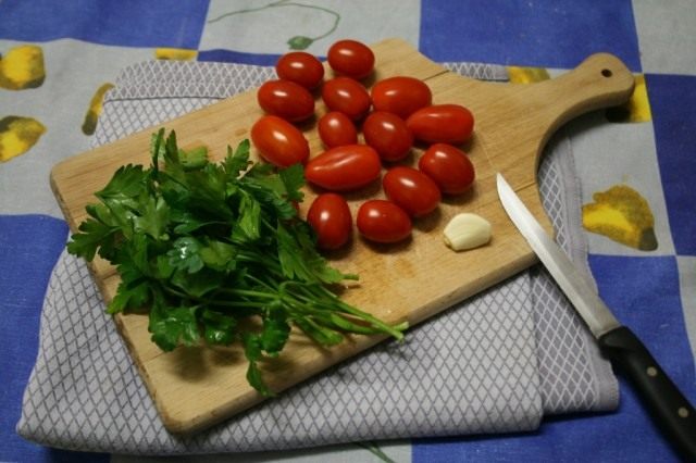 Петрушка, чеснок и томаты
