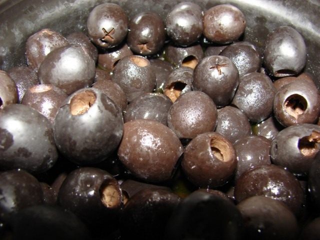 Чёрные оливки — по-русски «маслины»