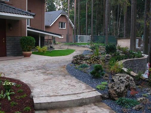 Дорожки в саду обрамлены рокарием (Paths in the garden framed by rockeries)