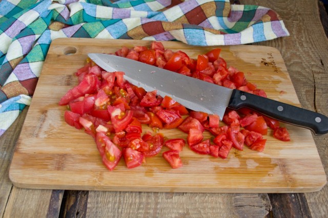 Нарезаем мелко томаты