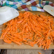 Морковь режем соломкой Морковь режем соломкой