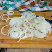 Лук режем полукольцами Лук режем полукольцами