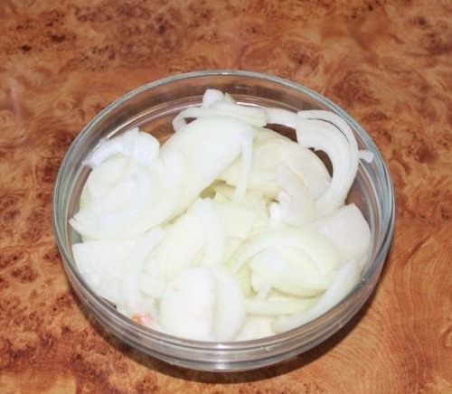 Лук порезанный полукольцами Лук порезанный полукольцами