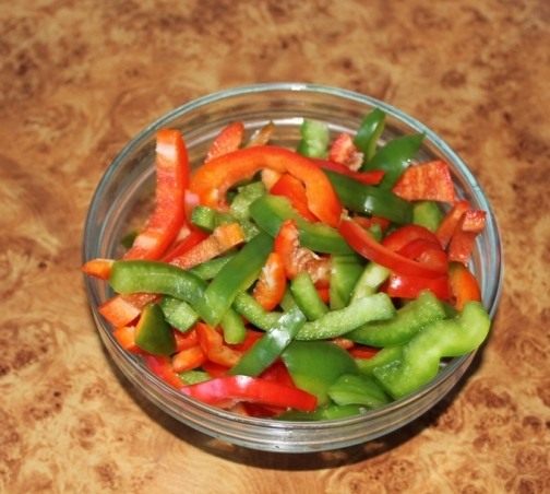 Перец порезанный полукольцами Перец порезанный полукольцами