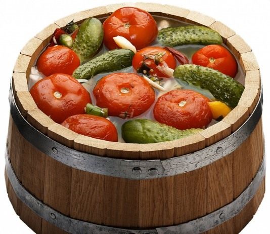 Томаты квашенные с овощной смесью