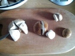 Нарежьте грибы