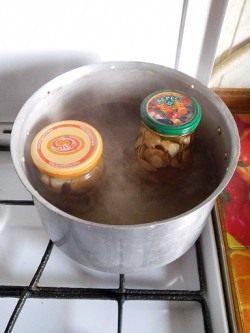 Простерилизуйте банки с грибами