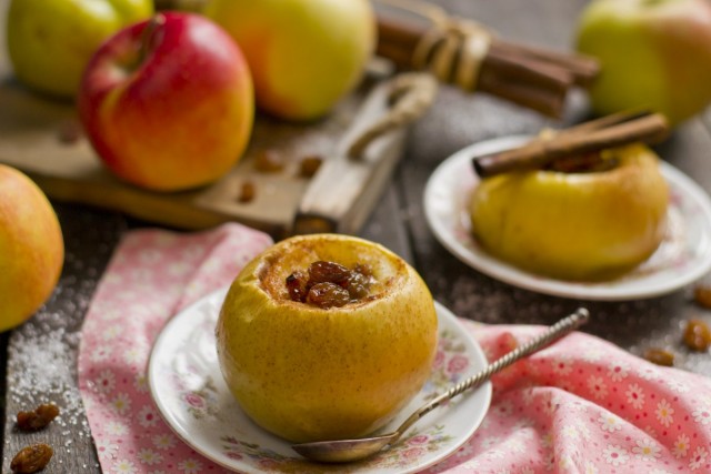 Печёные яблоки с мёдом и сухофруктами