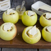 Кладем кусочек сливочного масла на яблоко Кладем кусочек сливочного масла на яблоко