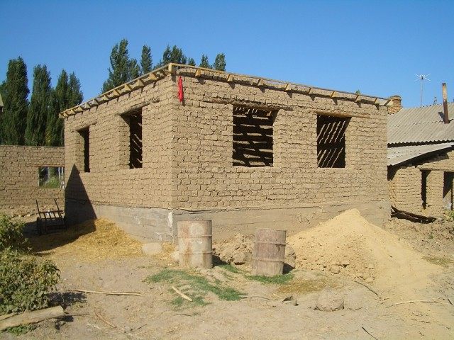 Строящийся дом из самана Строящийся дом из самана