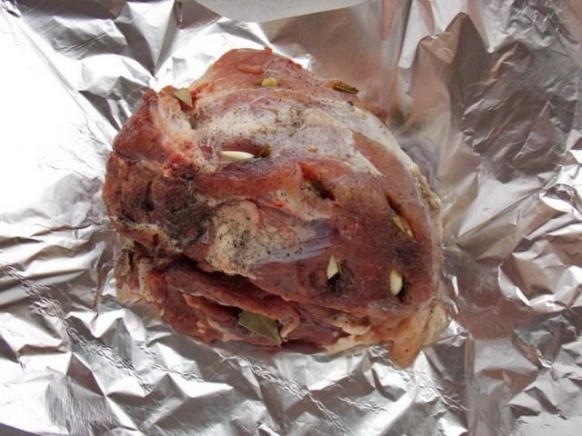 Заверните мясо в фольгу для запекания Заверните мясо в фольгу для запекания