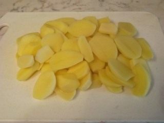 Нарежьте картофель Нарежьте картофель