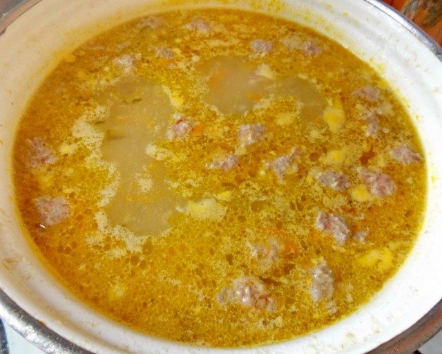 Скатайте фрикадельки и добавьте их в бульон Скатайте фрикадельки и добавьте их в бульон