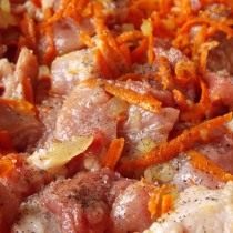 Обжарим мясо в луке и моркови Обжарим мясо в луке и моркови
