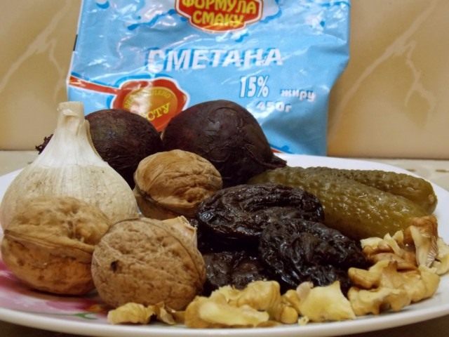 Ингредиенты для салата из свеклы с чесноком и грецкими орехами «Бордо» Ингредиенты для салата из свеклы с чесноком и грецкими орехами «Бордо»