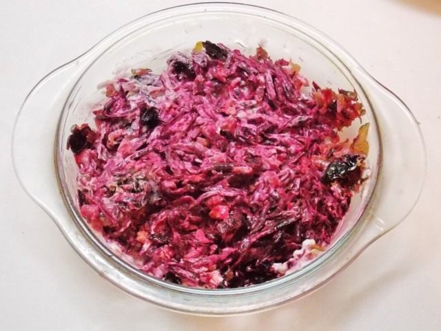 Добавим сметаны, посолим по вкусу и перемешаем Добавим сметаны, посолим по вкусу и перемешаем