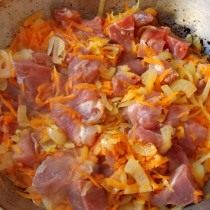 Обжарим мясо с луком и морковью