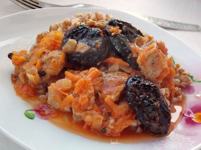 Тушёная говядина с черносливом Тушёная говядина с черносливом