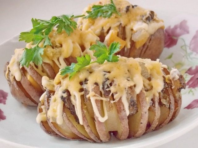 Картошка-гармошка. Печеный картофель с салом под сырной корочкой. Картошка-гармошка. Печеный картофель с салом под сырной корочкой.