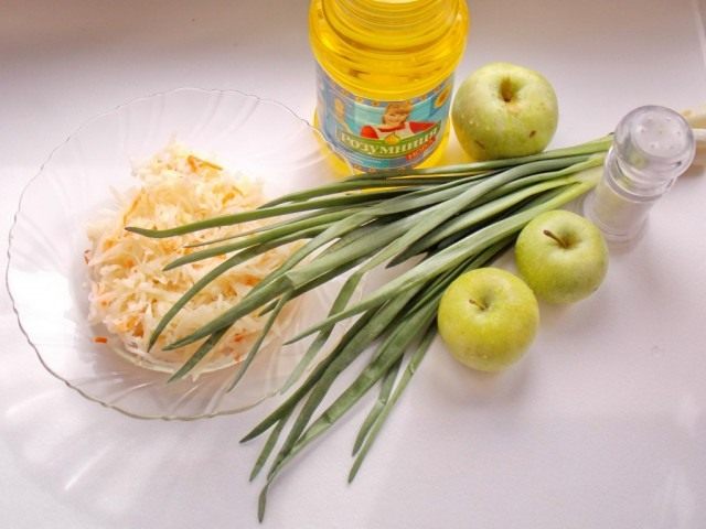 Ингредиенты для салата из квашеной капусты с яблоком и зелёным луком Ингредиенты для салата из квашеной капусты с яблоком и зелёным луком