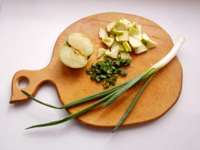 Нарежем яблоки и зеленый лук