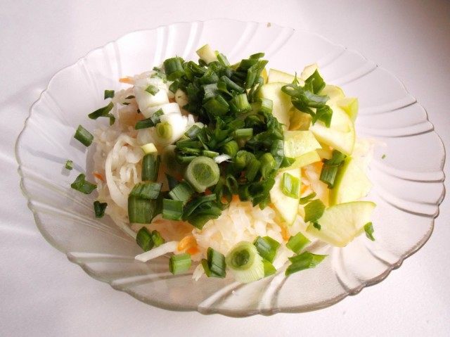 Перемешаем яблоки и лук с квашеной капустой Перемешаем яблоки и лук с квашеной капустой