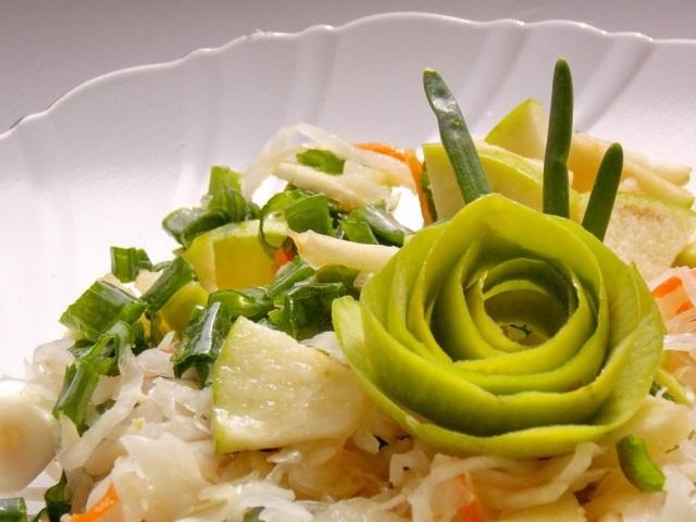 Салат из квашеной капусты с яблоком и зелёным луком Салат из квашеной капусты с яблоком и зелёным луком