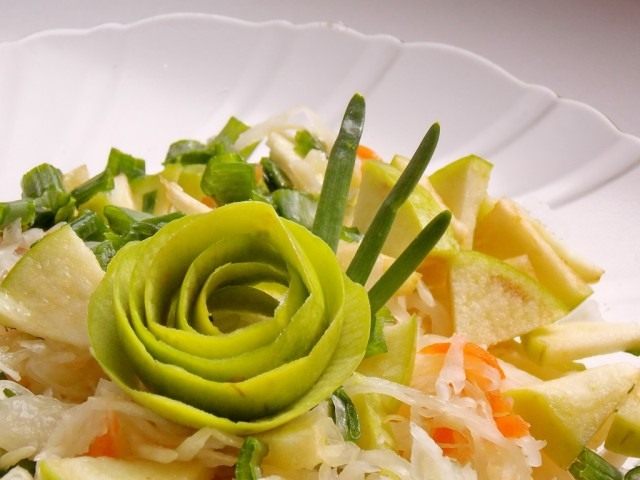 Салат из квашеной капусты с яблоком и зелёным луком Салат из квашеной капусты с яблоком и зелёным луком