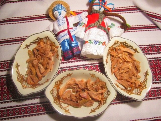 Разобрать мясо для холодца от костей и выложить его в блюда Разобрать мясо для холодца от костей и выложить его в блюда